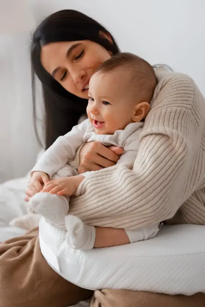 csaladi-eletbiztositas-mother-holding-newborn-baby