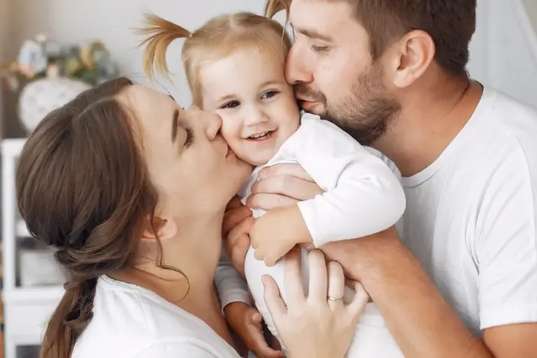 babakotveny- family with little daughter
