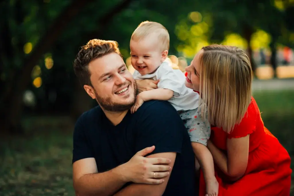 eletbiztositas-happy-couple-looking-their-child
